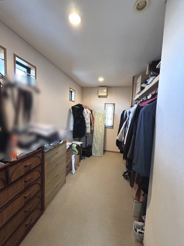 約5帖のクローゼット　季節のお洋服もたくさん仕舞えます