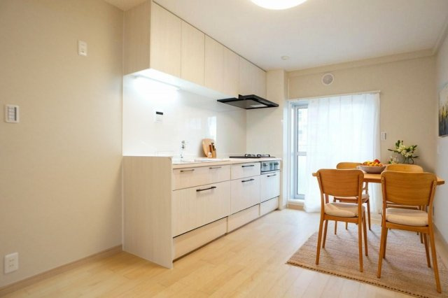 家具配置のイメージがしやすいレイアウト例掲載中。ご入居後の暮らしを具体的に想像できます。　本画像はCGで作成しており、実際に現地に家具は置かれておりません。また、価格に家具は含まれておりません。