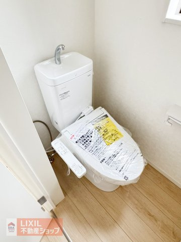 【トイレ】現地完成写真。温水洗浄暖房便座付き。