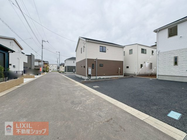 【前面道路】現地完成写真。道幅や駐車など、ご確認ください。