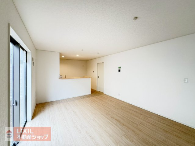【リビングダイニング】現地完成写真。家族で過ごせるくつろぎの空間