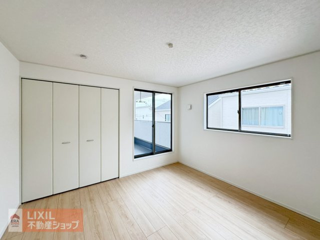 【寝室】現地完成写真。明るい採光の入る主寝室です。