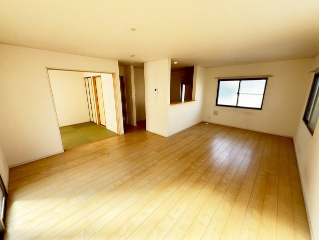 ご家族が集まるリビングダイニングは陽光あふれるあたたかなお部屋