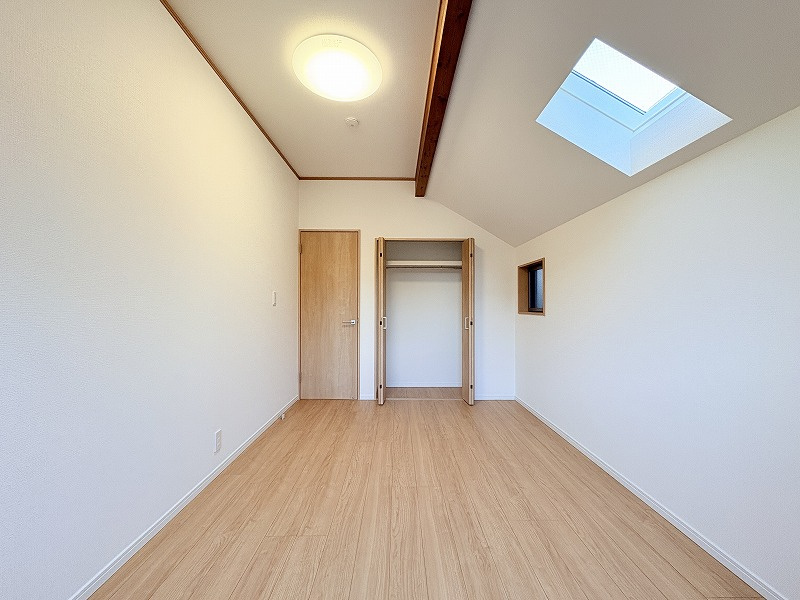 2階6.0帖/2面採光+トップライトで優しくお部屋を照らします。