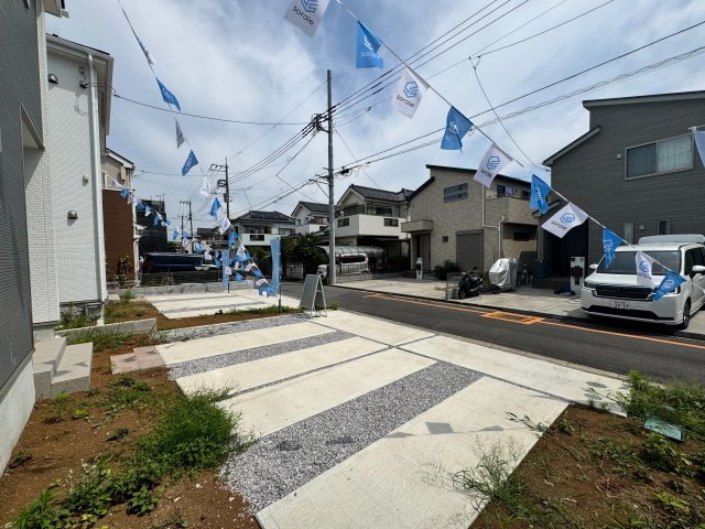 お車の出し入れがスムーズに行える、ゆとりのある駐車スペースを確保しております。毎日の通勤や休日のお出かけも快適です。大切な愛車をしっかりと駐車できる、使い勝手の良いレイアウトとなっております。