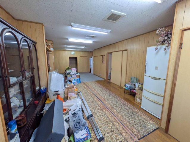 奥行きのある広々とした空間で、多目的に活用できるリビングスペースです。ご家族の人数が多くてもゆとりをもって過ごせる広さが魅力。収納家具の配置やスペース分けもしやすく、用途に応じた使い方が可能です。