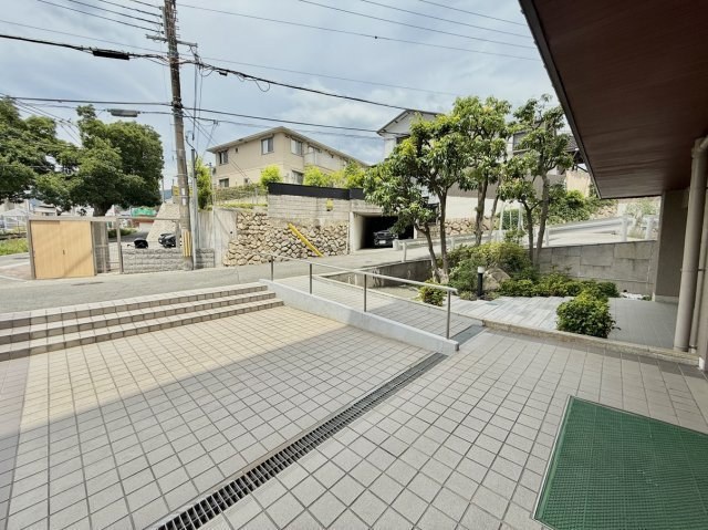 マンションエントランス前です。階段段差の高はやさしく、車いすやベビーカーの出入りにも便利なスロープがあります。