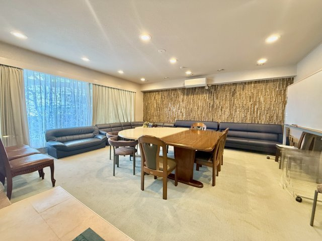 来客との打ち合わせなどに使用できるロビールームがあります。（ご使用の際には事前申込を要します）