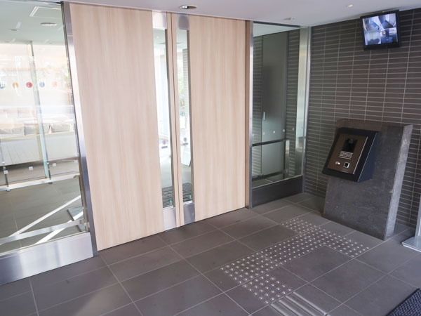 マンションにはオートロックが完備されています