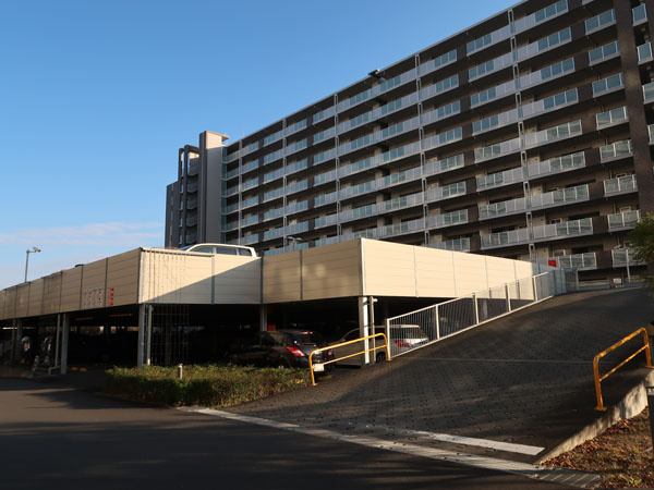 駐車場は自走式なので車の出し入れも楽に行えます