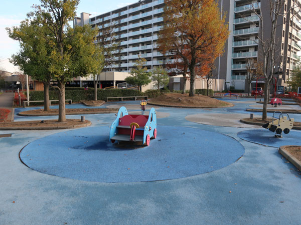 敷地内にある公園、敷地内なのでお子様が安心して遊べます