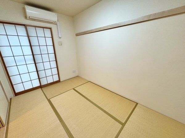 南面の明るい和室（約6.1帖、押入付）
