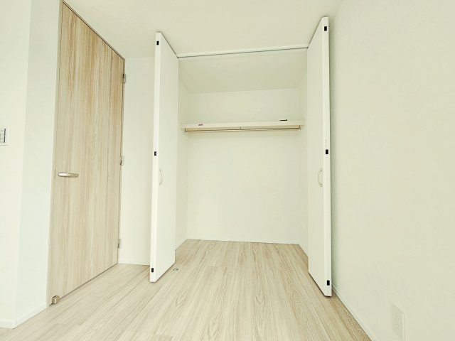 3階6.64帖洋室　季節物の収納に嬉しい小屋裏収納付！　