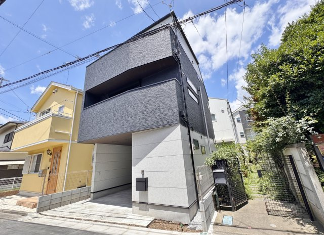 東側は隣地通路の為、角地感覚！　圧迫感も軽減し風通しも良好です　家と人が調和する美しい街並み　利便性と暮らしやすさが共存した魅力的なロケーションです