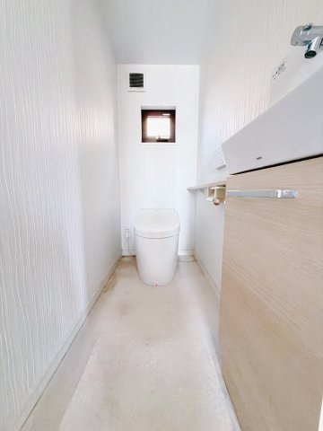 ■トイレ｜1階と2階にトイレがございます♪白を基調とした清潔感溢れるトイレになっています♪