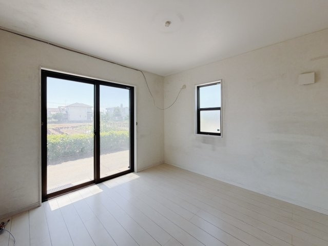 ■洋室｜南の窓から柔らかな陽射しが心地よく差し込むお部屋。休日はゆったりとした時間を過ごせそうですね♪