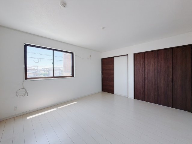 ■洋室｜2階各居室には収納をご用意しています♪常にお部屋を綺麗に保てます！小さなお子様も自然とお片付けができるようになるのでうれしいですよね！