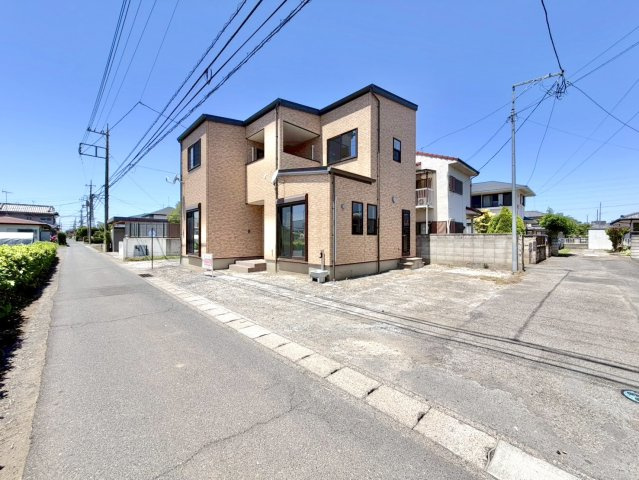 ■外観｜角地のため風通しが良く開放感があり、隣接する建物が少なくプライバシーを確保しやすいのがメリットです♪