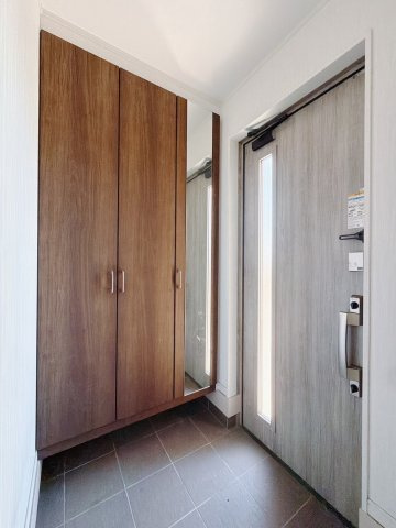 ■玄関｜収納豊富な玄関♪全身ミラー付き収納もあり、お出かけ前の身だしなみチェックもバッチリです！