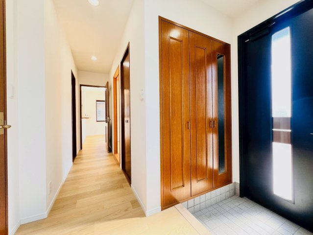 広々とした明るい玄関。収納付きでスッキリ使える空間です。