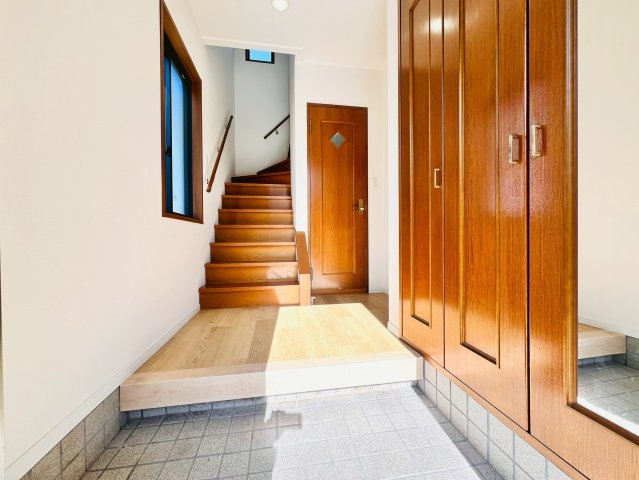 ゆとりある玄関スペース。収納もありスッキリ使えます。