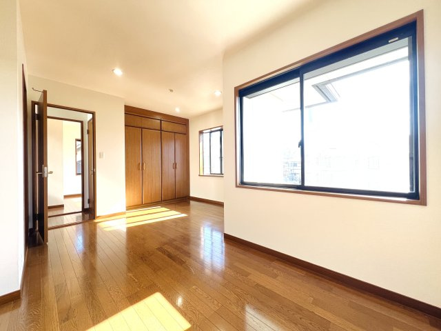 南西向きで陽当たりの良い約11.5帖の洋室。主寝室にもおすすめで、ウォークインクローゼット付きのゆとりある空間です。