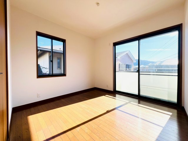 南向きで陽当たりの良い約5.7帖の洋室。バルコニーに面した明るいお部屋です。