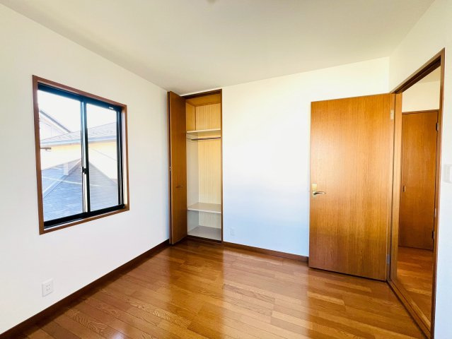 東向きの約5.3帖洋室。朝の光が差し込む明るいお部屋で、収納も備えた使いやすい空間です。