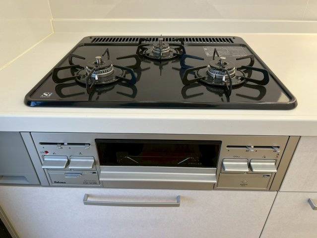 新しいガスコンロで、火力調整も簡単！お料理が楽しくなるキッチンです。