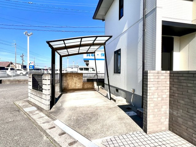 門扉付きの玄関が住まいのアクセントに！安心感とデザイン性を兼ね備えています。