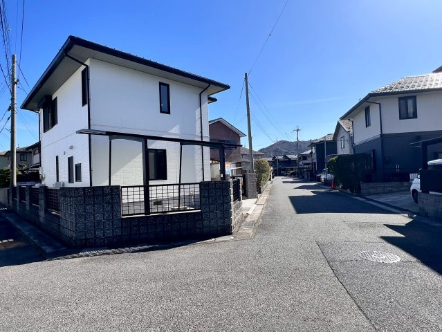 南西側約6ｍの前面道路。陽当たりも良く、開放感のある住宅地です。