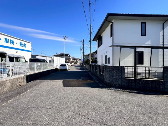 北東側約6ｍの前面道路に面した住まい。ゆとりある道路幅で開放感があります。