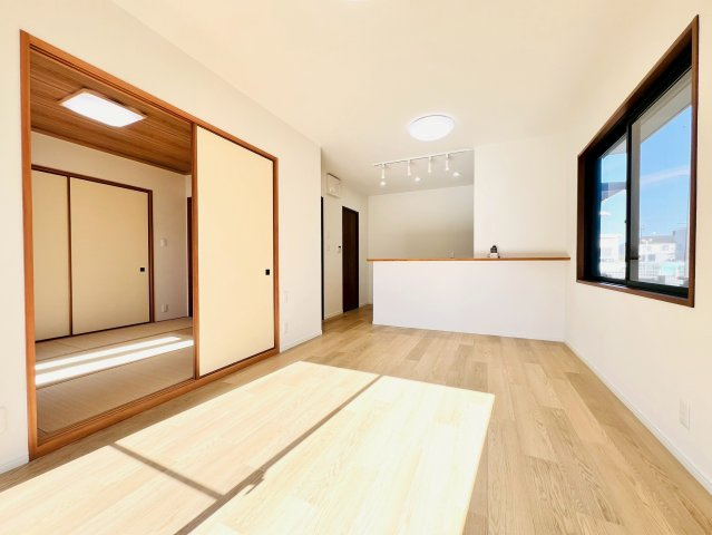 南東向きの窓からたっぷり光が入る12.7帖LDK。リフォーム済みで気持ちよく暮らせます。