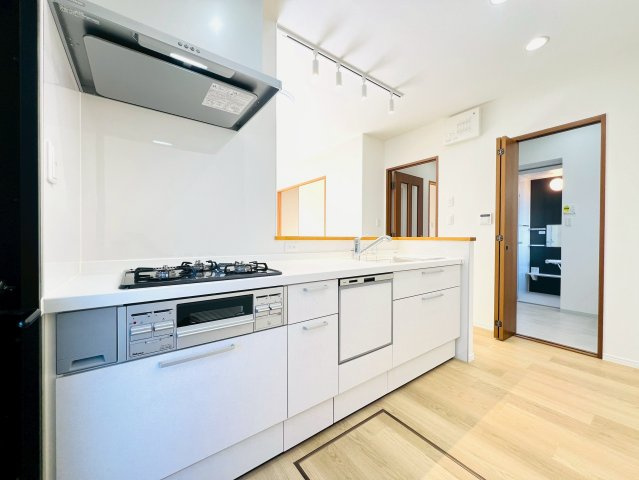 白を基調とした明るいキッチン。食洗機付きで家事の負担を軽減してくれます。