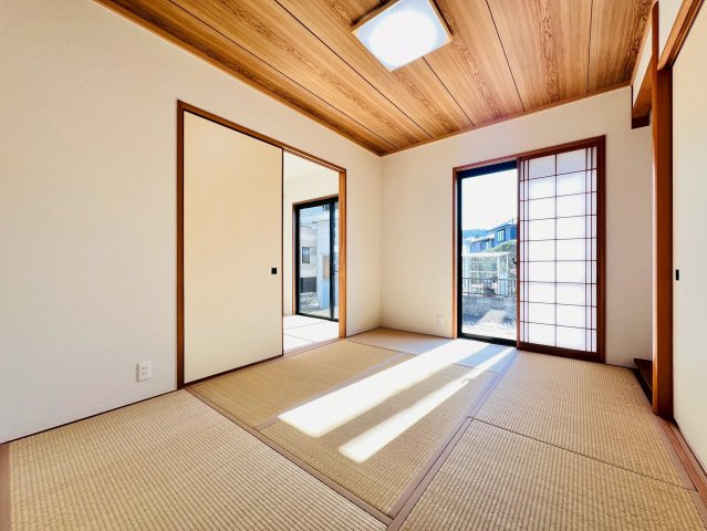 和の落ち着きを感じる6.4帖和室。客間や家族のくつろぎスペースとしても便利な一室です。
