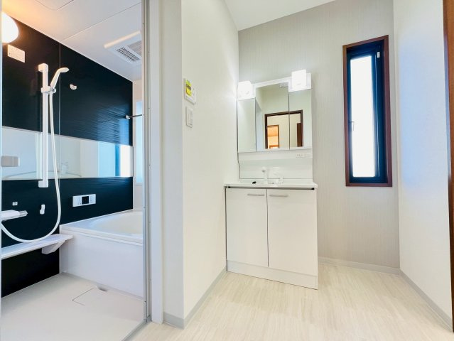 洗面化粧台・バスルーム交換済み。清潔感のある水まわりで気持ちよく使えます。