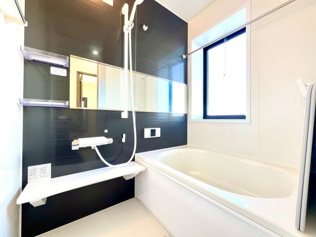 浴室新調済み。窓付きで換気もしやすい明るい浴室です。