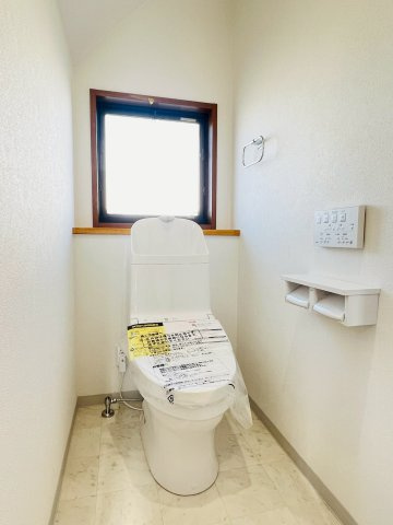 トイレ新調済みで気持ちよくお使いいただけます。窓付きで明るい空間です。