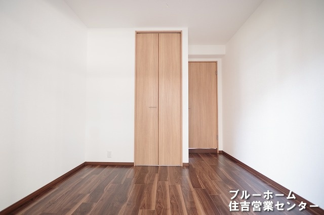 約5.3帖の洋室です！お部屋には収納や窓があります！