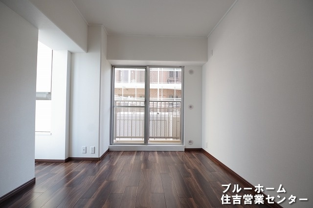 約6.5帖の洋室です！お部屋には収納や窓があります！