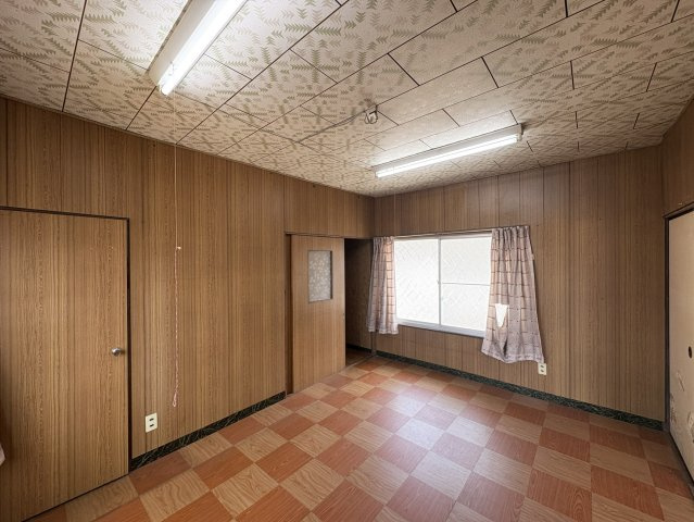 家具の配置がしやすい整形の間取りで、寝室や子ども部屋、書斎など幅広い用途に対応。大きな窓から自然光を取り込み、日中は明るく快適に過ごせる空間。ライフスタイルに合わせて自由にレイアウトを楽しめます。