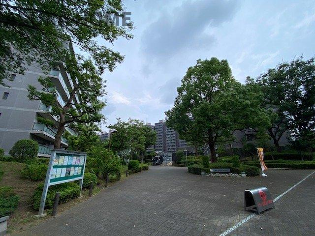 共有棟や公園を備えた広々とした敷地のマンションです。