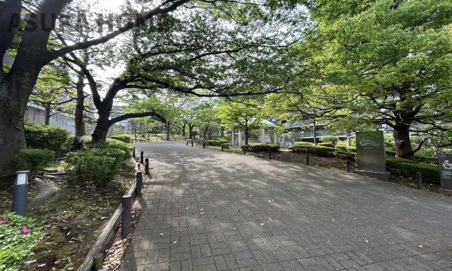 隣接地の公園から続く緑豊かな景観が魅力的！