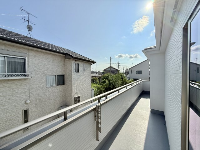 長めのバルコニーで晴れた日は、沢山のお洗濯やお布団が気持ちよく干せますね☆