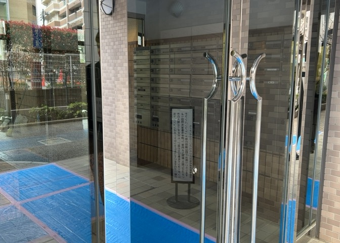 ロビーというと、エントランスと何がちがうの？と思いますよね。実はロビーとエントランスには明確な決まりはありません。物件によっては、エントランスを入って広がるある程度の広さのある空間がロビーとなります。