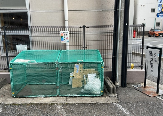 共有部分は、住民なら誰もが使える設備のこと。例えば駐車場やエレベーター、インターネット設備、セキュリティ設備などがあります。他にも、マンションの廊下・外部階段やエントランス・ゴミ置き場などがあります。