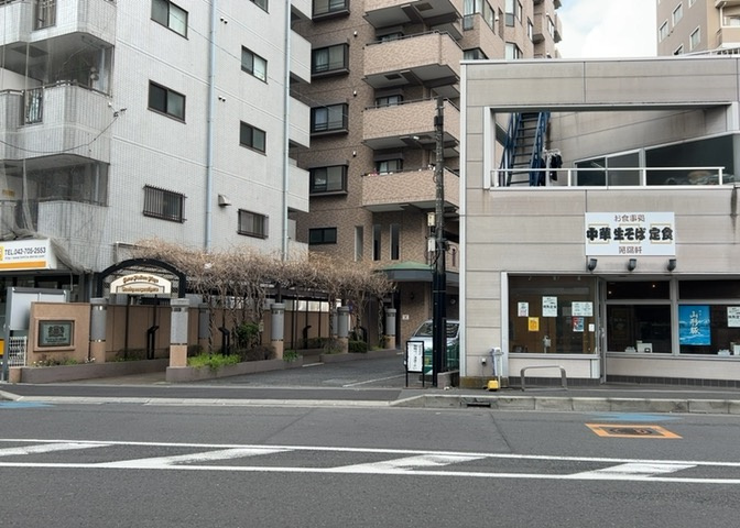 隣家の土地はどうなっているのか、生活利便施設が近くにあるのか、学校まで近いかなど、お客様のライフスタイルにあわせたイメージが重要です。また、近くにあると困る施設が近くにないかも確認するといいでしょう。