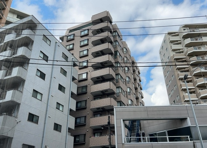 眺望の良さを楽しめるダイニングキッチンで家族団らんの時間を過ごしてはいかがでしょうか。バルコニーから見える景色を家族で眺める時間は、時間が経つのを忘れてしまいそうですね。是非、現地を見に行きましょう！