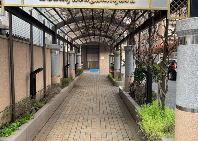 ＲＣ造、Reinforced　Concreteは直訳すると補強されたコンクリートです。主に柱や梁・床・壁が鉄筋とコンクリートで構成おり、鉄筋を組んだ型枠にコンクリートを流し込んで固めたものを指します。