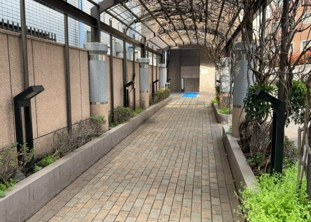 共用部分は、一棟の建物に住む区分所有者全員が共同で所有するとし、共用部分の管理、補修などは、区分所有者で形成される管理組合が行います。個人の判断で勝手に変更することはできませんので覚えておきましょう。